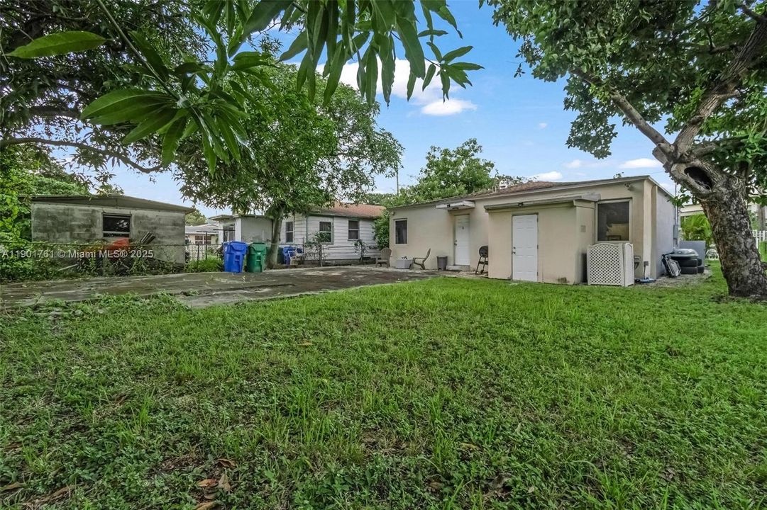 Active With Contract: $460,000 (2 beds, 2 baths, 928 Square Feet)