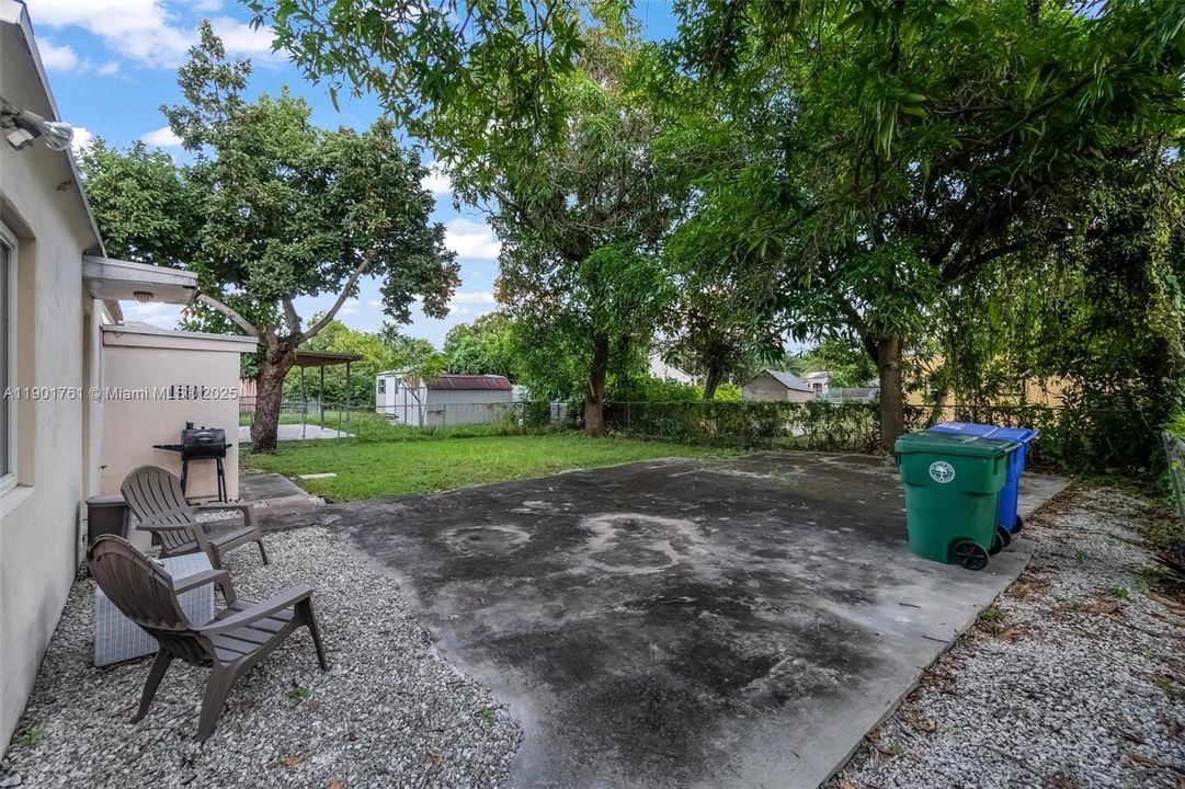 Active With Contract: $460,000 (2 beds, 2 baths, 928 Square Feet)