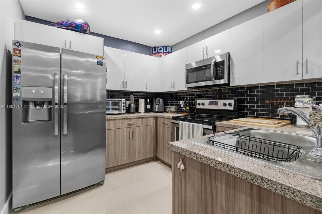 Active With Contract: $460,000 (2 beds, 2 baths, 928 Square Feet)