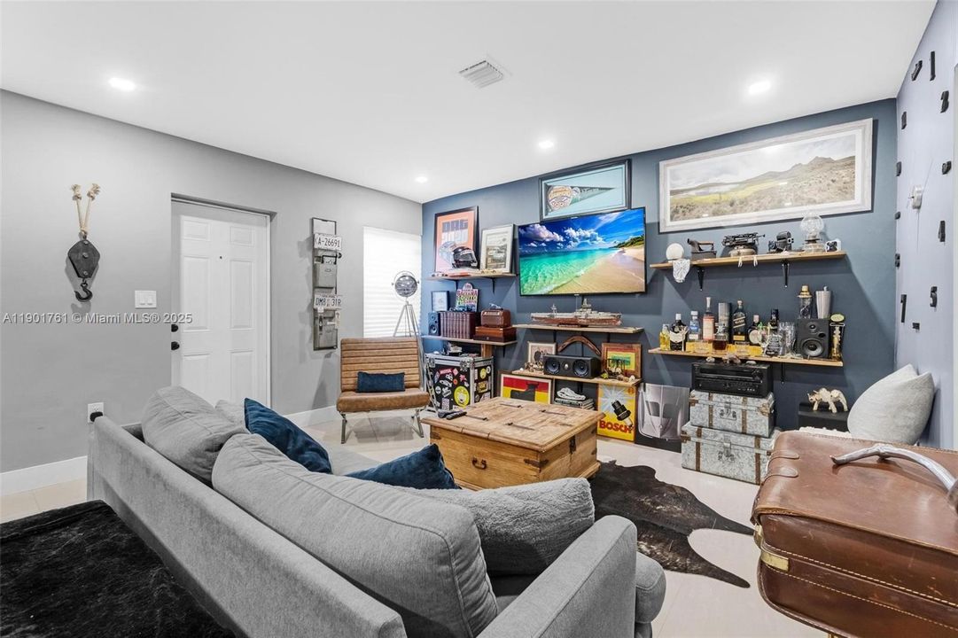 Active With Contract: $460,000 (2 beds, 2 baths, 928 Square Feet)