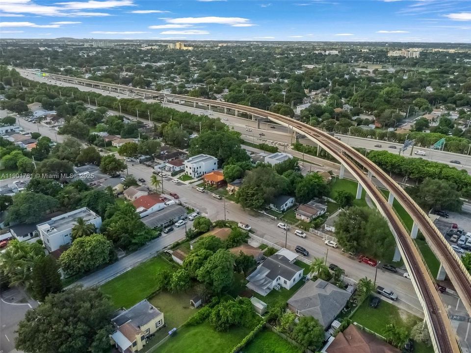 Active With Contract: $460,000 (2 beds, 2 baths, 928 Square Feet)