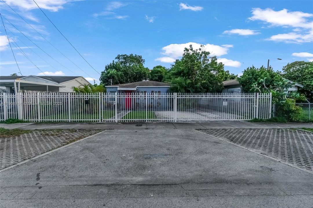 Active With Contract: $460,000 (2 beds, 2 baths, 928 Square Feet)