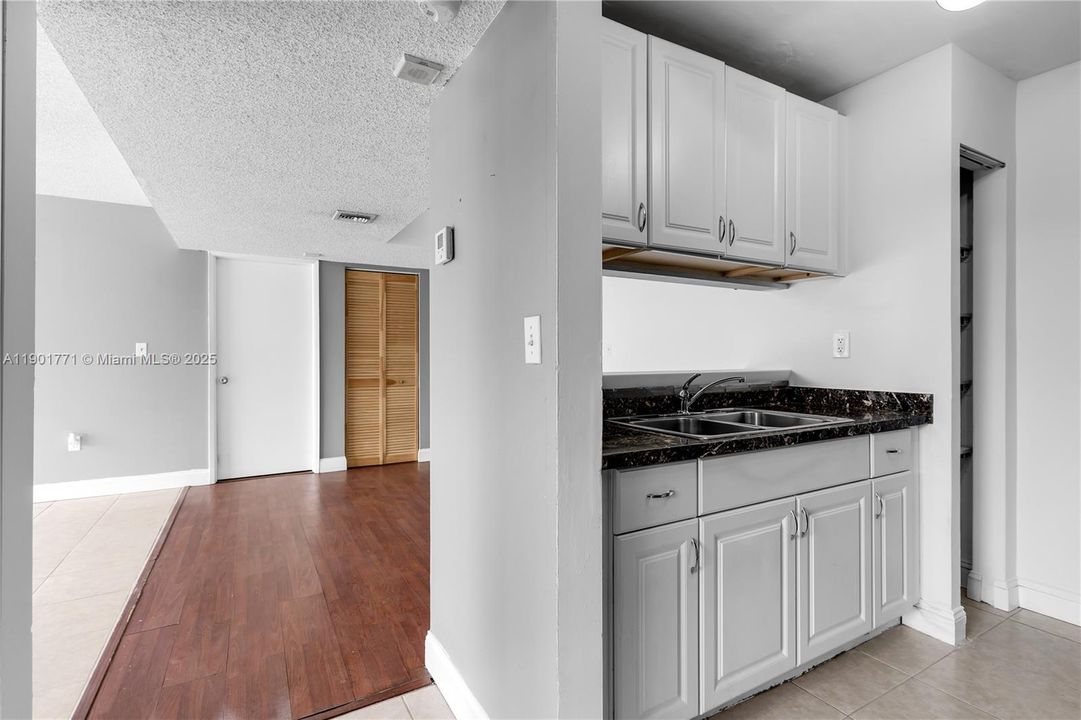 For Rent: $2,100 (2 beds, 2 baths, 827 Square Feet)