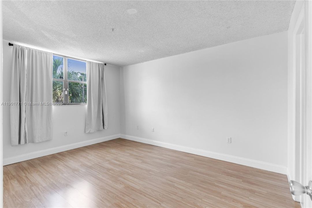 For Rent: $2,100 (2 beds, 2 baths, 827 Square Feet)