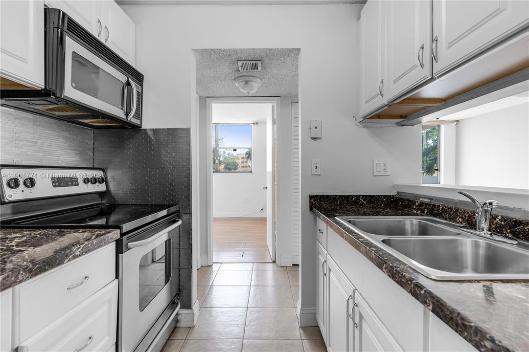 For Rent: $2,100 (2 beds, 2 baths, 827 Square Feet)