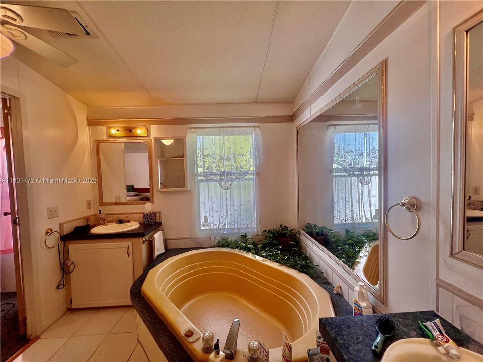 Active With Contract: $172,000 (2 beds, 2 baths, 1690 Square Feet)