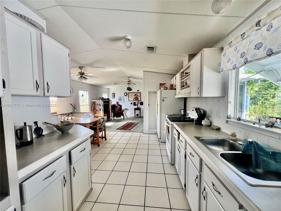 Active With Contract: $172,000 (2 beds, 2 baths, 1690 Square Feet)