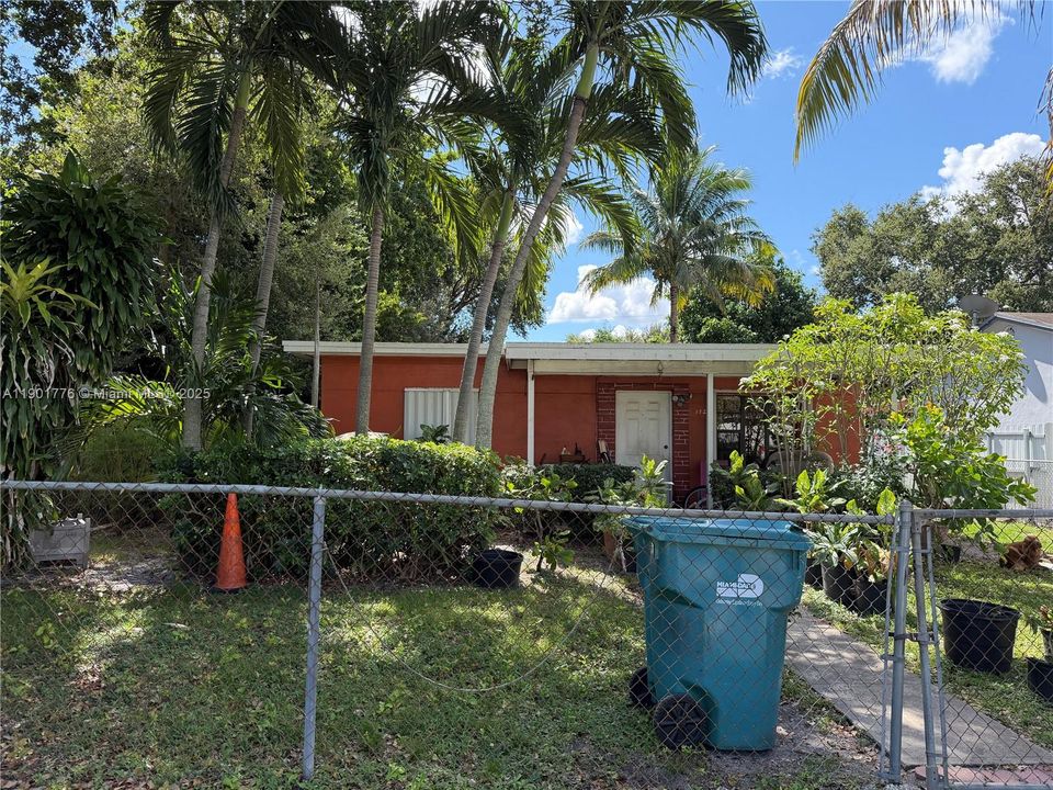 合同活跃: $399,900 (3 贝兹, 1 浴室, 894 平方英尺)