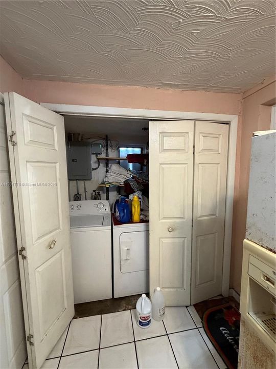 合同活跃: $399,900 (3 贝兹, 1 浴室, 894 平方英尺)