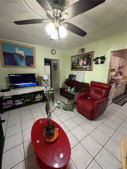 合同活跃: $399,900 (3 贝兹, 1 浴室, 894 平方英尺)