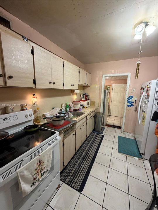 合同活跃: $399,900 (3 贝兹, 1 浴室, 894 平方英尺)