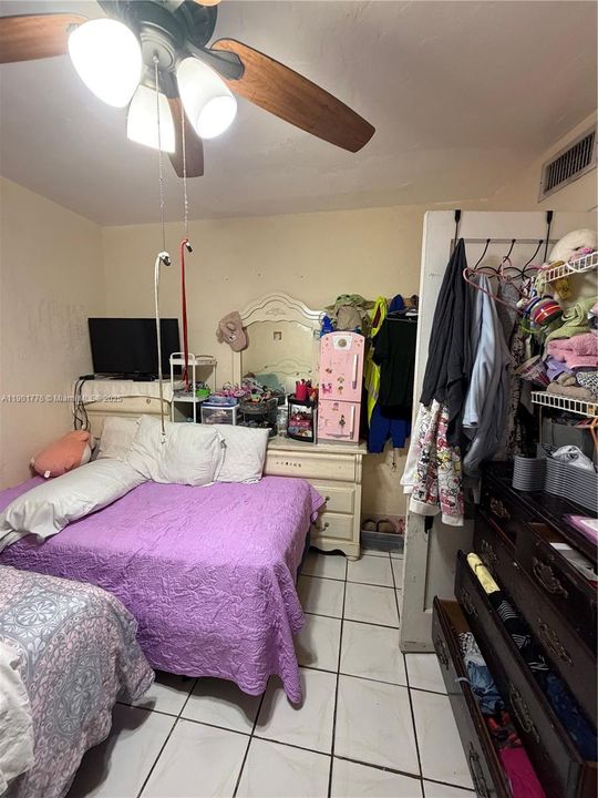 合同活跃: $399,900 (3 贝兹, 1 浴室, 894 平方英尺)