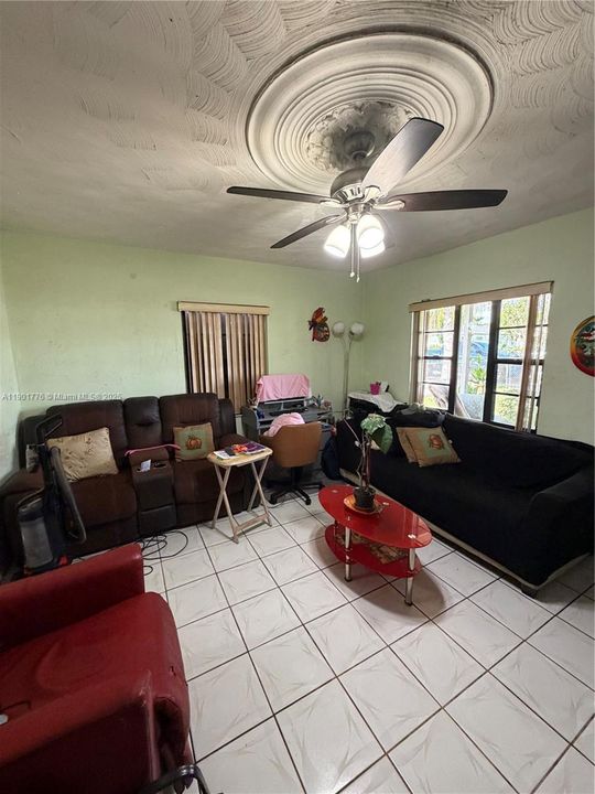 合同活跃: $399,900 (3 贝兹, 1 浴室, 894 平方英尺)