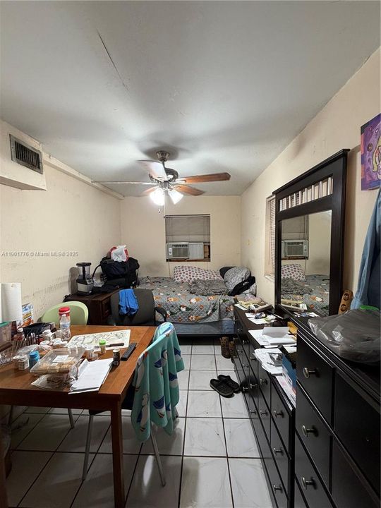 合同活跃: $399,900 (3 贝兹, 1 浴室, 894 平方英尺)