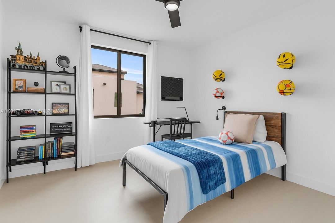 Active With Contract: $968,000 (3 beds, 3 baths, 2366 Square Feet)