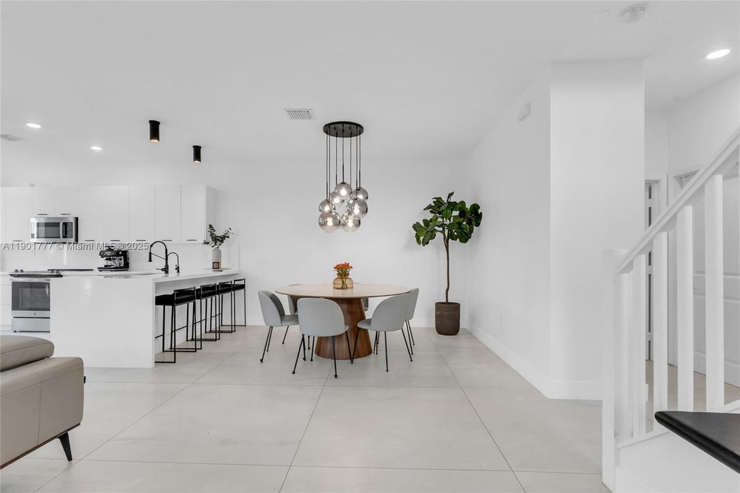 Active With Contract: $968,000 (3 beds, 3 baths, 2366 Square Feet)