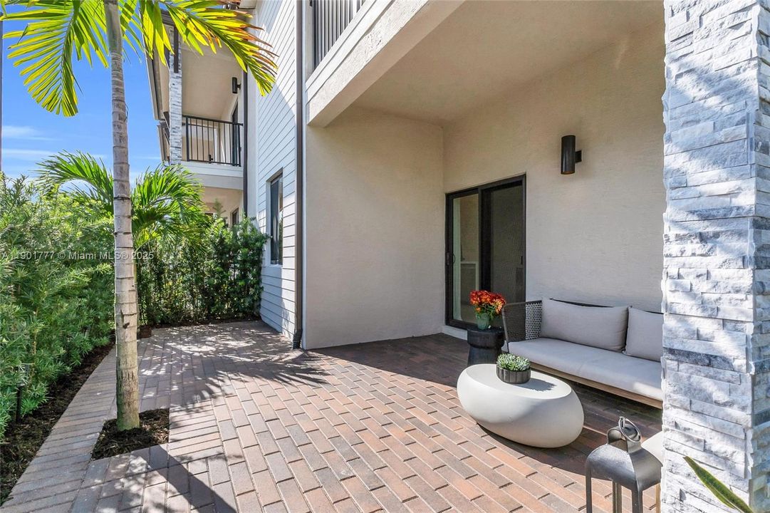 Active With Contract: $968,000 (3 beds, 3 baths, 2366 Square Feet)