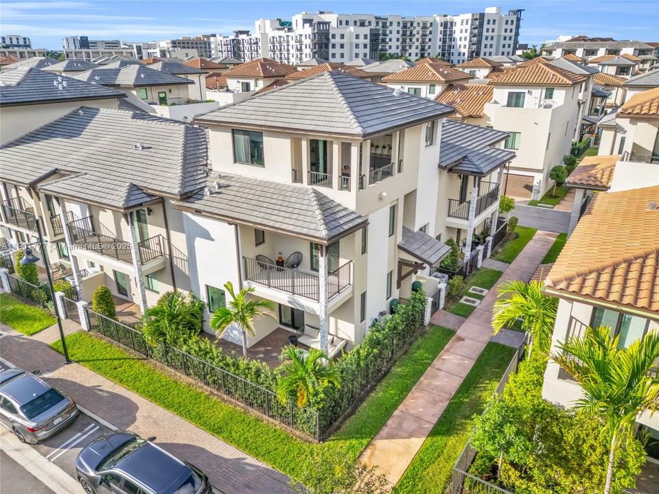 Active With Contract: $968,000 (3 beds, 3 baths, 2366 Square Feet)
