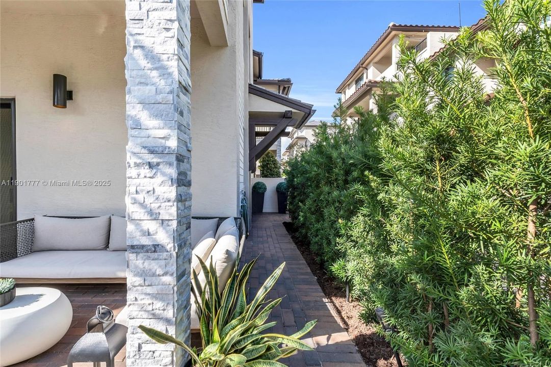 Active With Contract: $968,000 (3 beds, 3 baths, 2366 Square Feet)