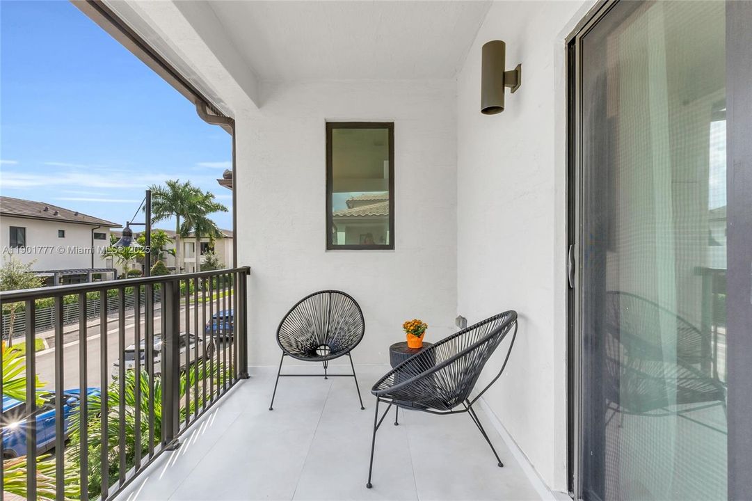 Active With Contract: $968,000 (3 beds, 3 baths, 2366 Square Feet)