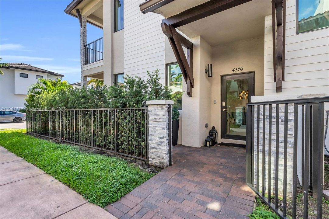 Active With Contract: $968,000 (3 beds, 3 baths, 2366 Square Feet)