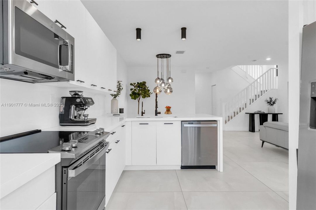 Active With Contract: $968,000 (3 beds, 3 baths, 2366 Square Feet)