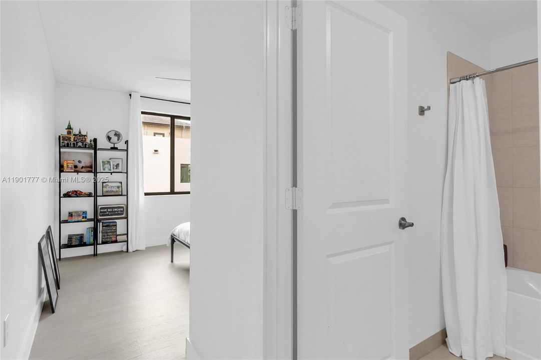 Active With Contract: $968,000 (3 beds, 3 baths, 2366 Square Feet)