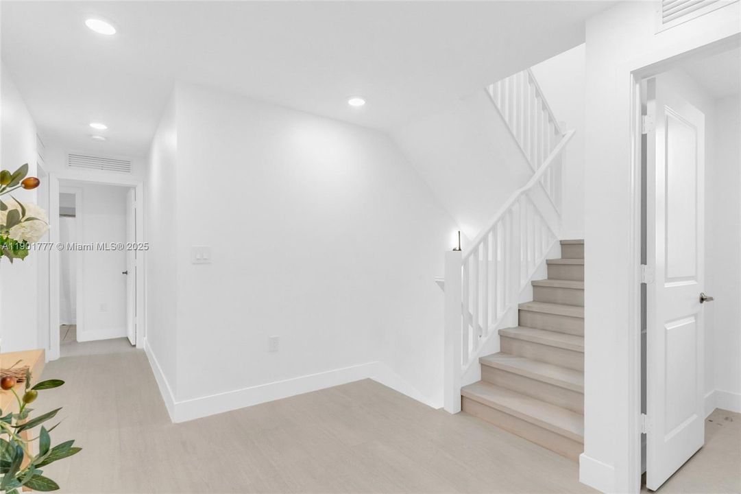 Active With Contract: $968,000 (3 beds, 3 baths, 2366 Square Feet)