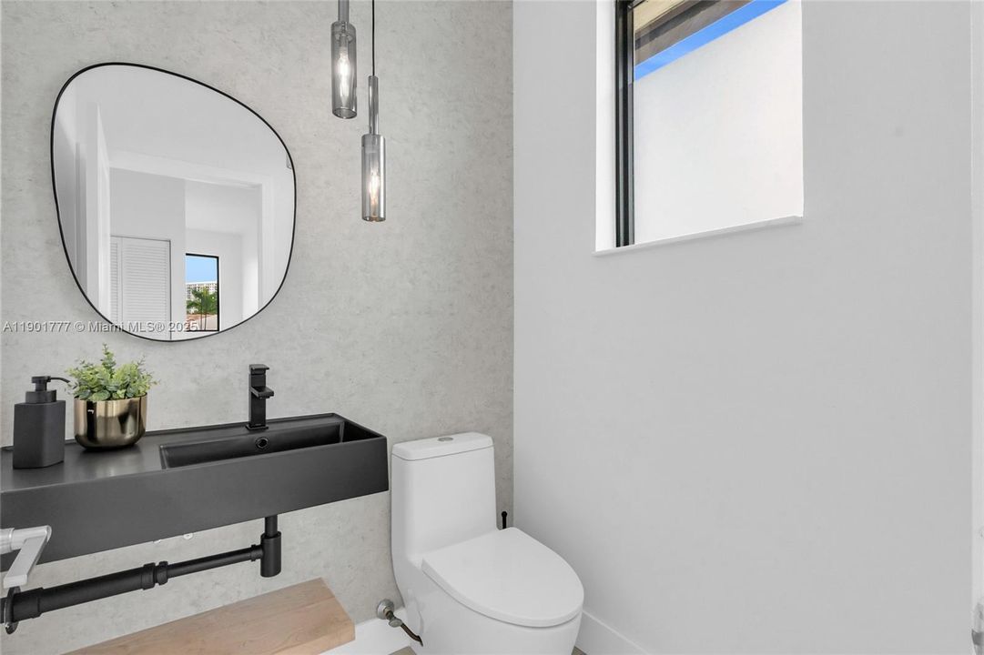 Active With Contract: $968,000 (3 beds, 3 baths, 2366 Square Feet)