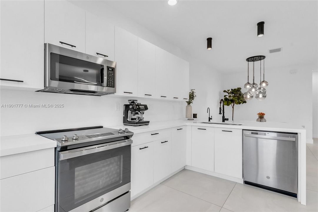 Active With Contract: $968,000 (3 beds, 3 baths, 2366 Square Feet)