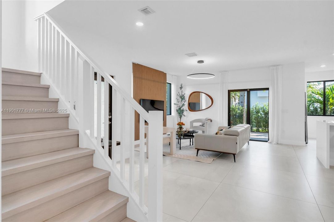 Active With Contract: $968,000 (3 beds, 3 baths, 2366 Square Feet)