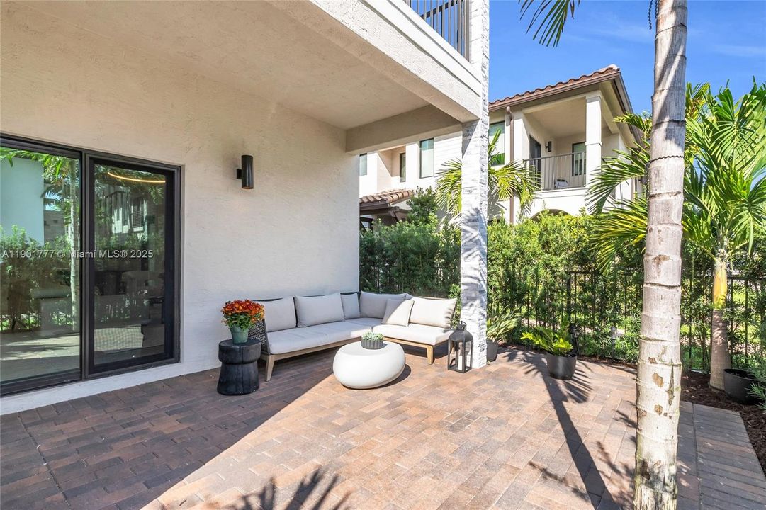 Active With Contract: $968,000 (3 beds, 3 baths, 2366 Square Feet)
