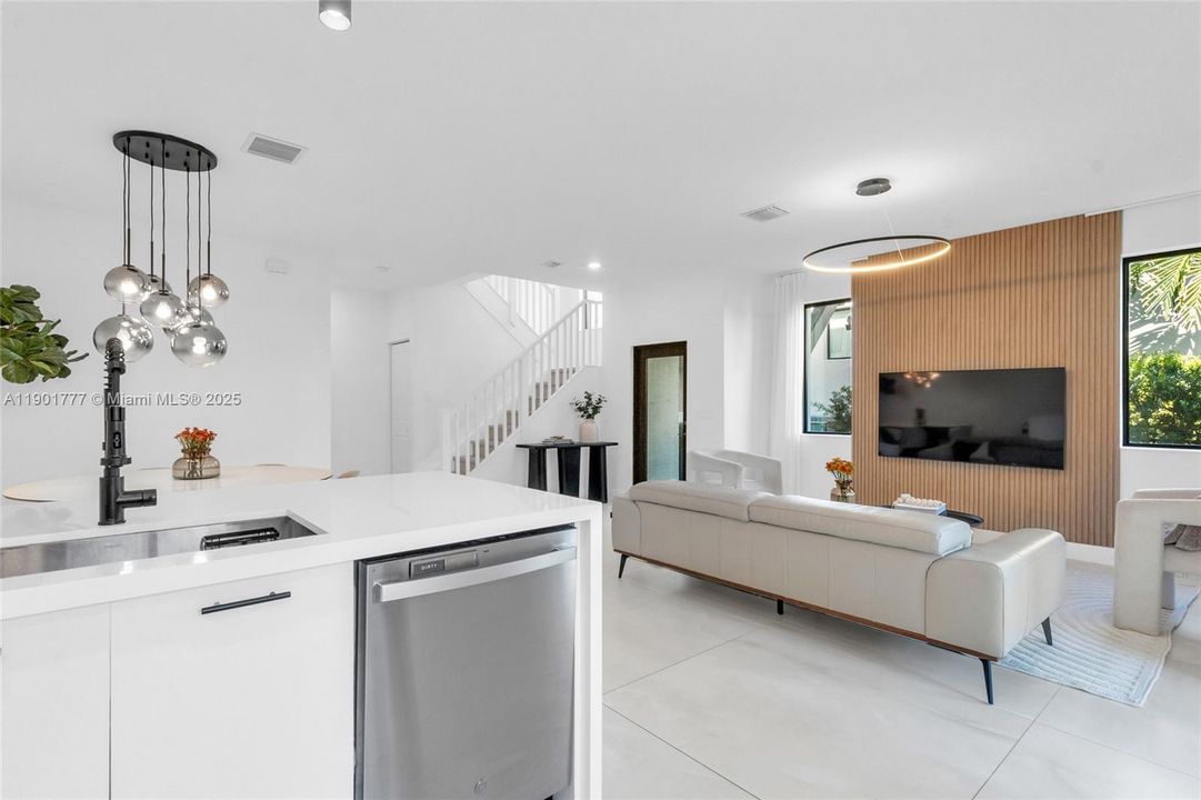 Active With Contract: $968,000 (3 beds, 3 baths, 2366 Square Feet)