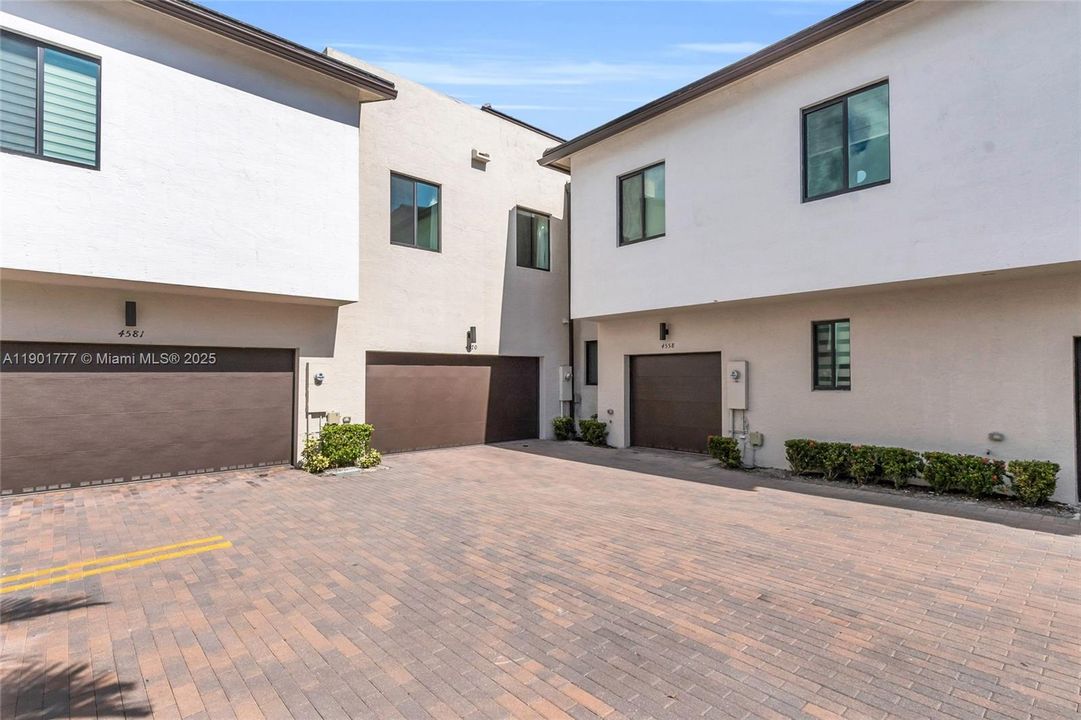 Active With Contract: $968,000 (3 beds, 3 baths, 2366 Square Feet)