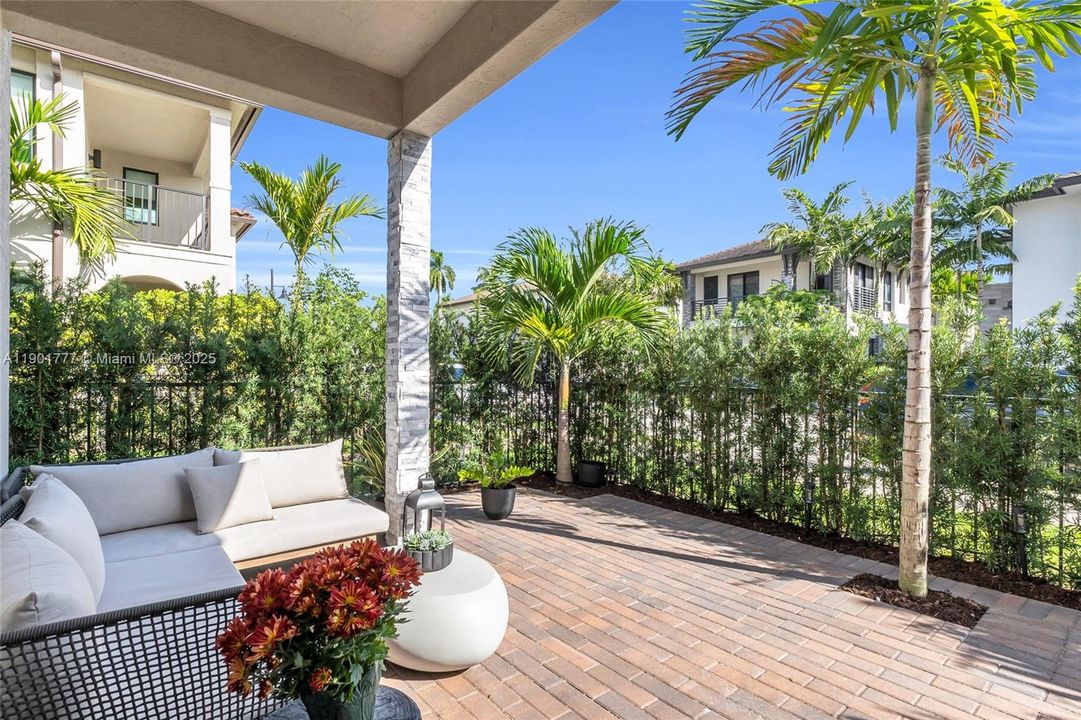 Active With Contract: $968,000 (3 beds, 3 baths, 2366 Square Feet)