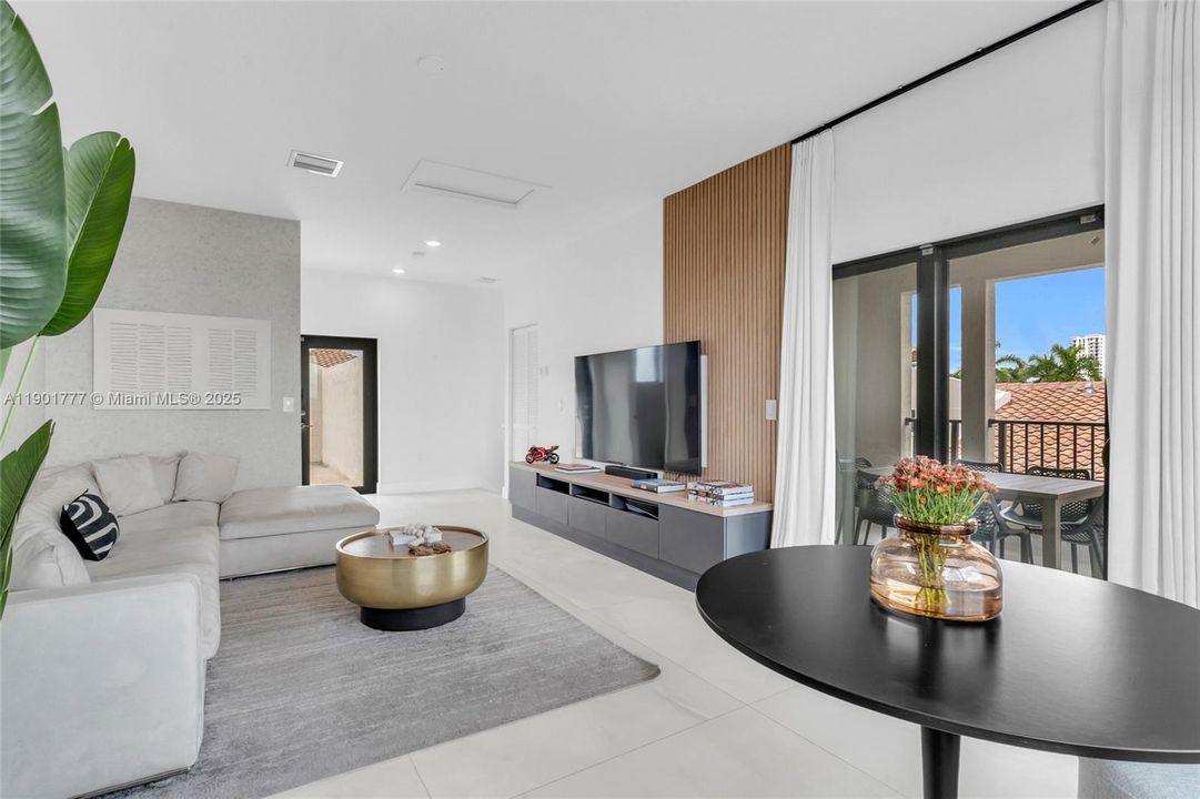 Active With Contract: $968,000 (3 beds, 3 baths, 2366 Square Feet)