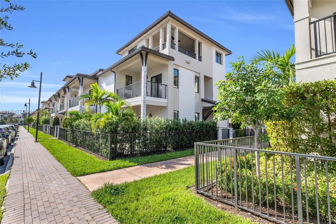 Active With Contract: $968,000 (3 beds, 3 baths, 2366 Square Feet)