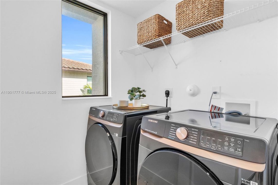 Active With Contract: $968,000 (3 beds, 3 baths, 2366 Square Feet)