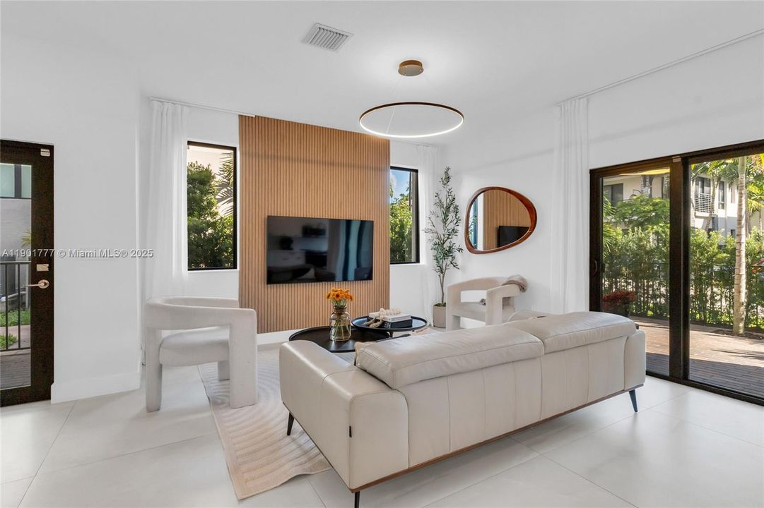 Active With Contract: $968,000 (3 beds, 3 baths, 2366 Square Feet)