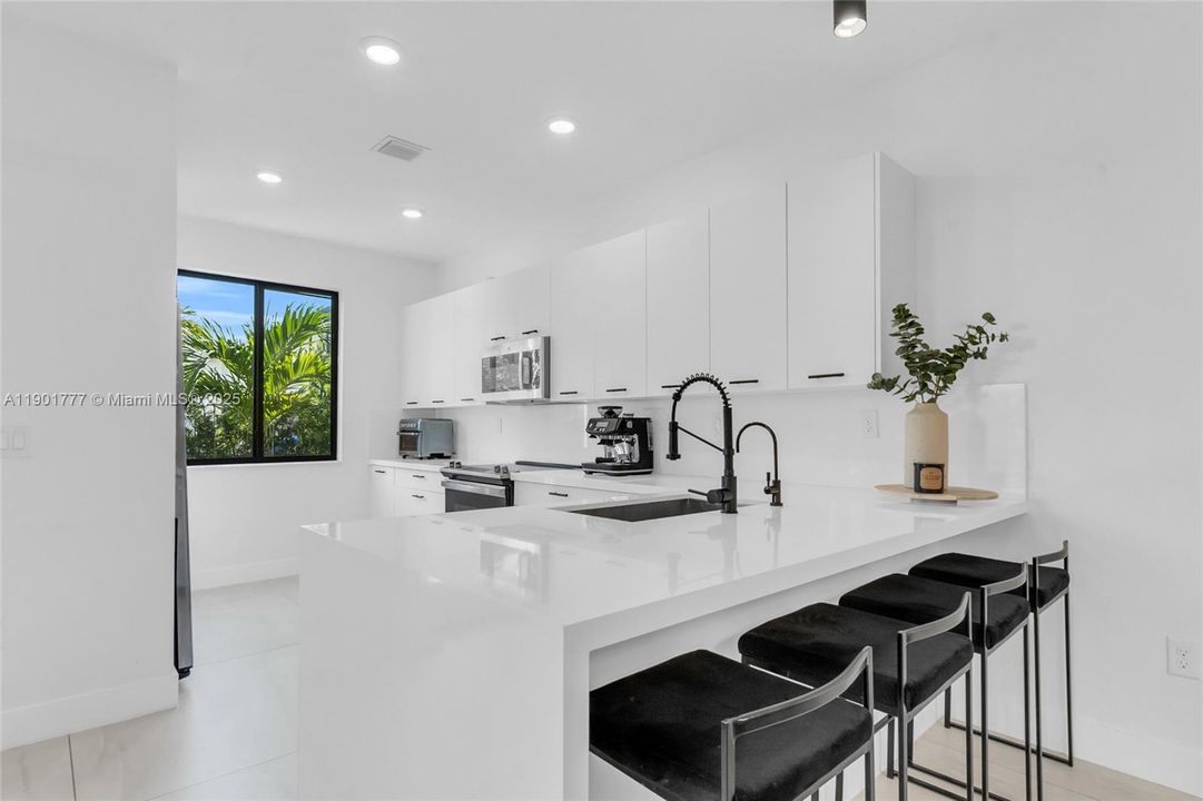 Active With Contract: $968,000 (3 beds, 3 baths, 2366 Square Feet)