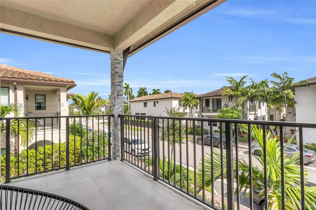 Active With Contract: $968,000 (3 beds, 3 baths, 2366 Square Feet)