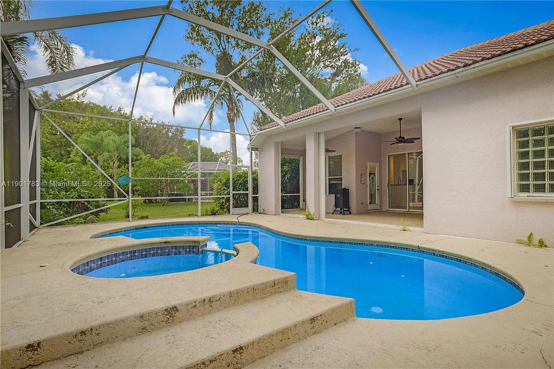 Active With Contract: $325,000 (3 beds, 2 baths, 1656 Square Feet)