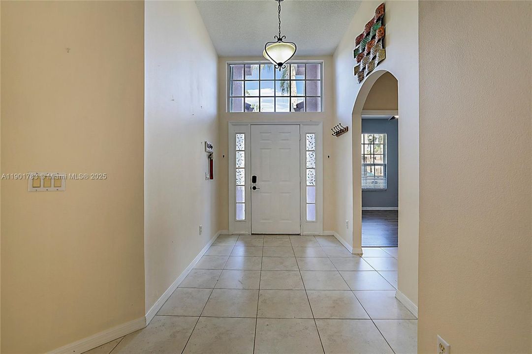 Active With Contract: $325,000 (3 beds, 2 baths, 1656 Square Feet)