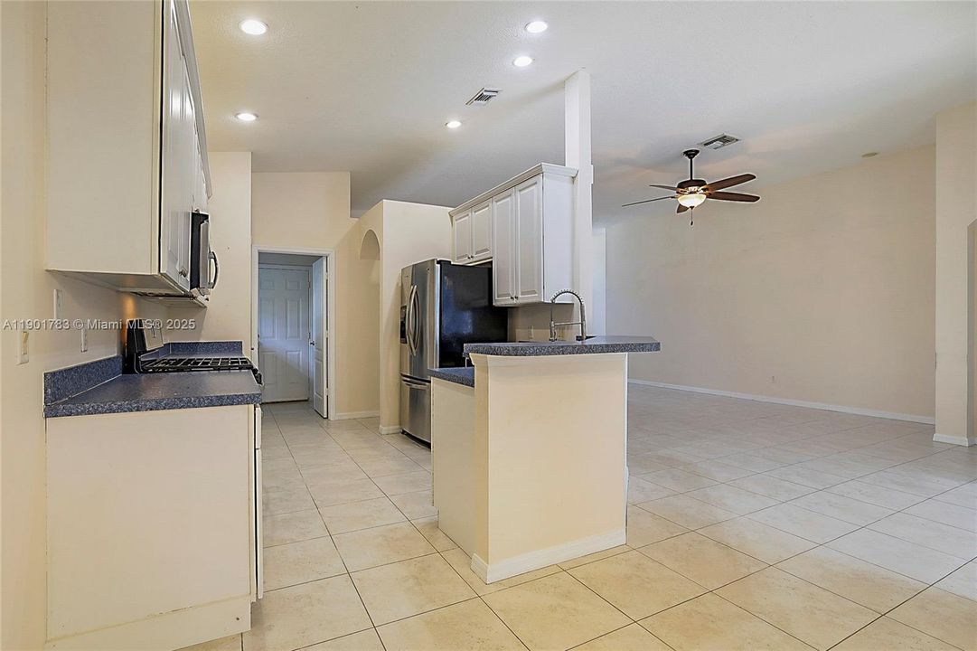 Active With Contract: $325,000 (3 beds, 2 baths, 1656 Square Feet)