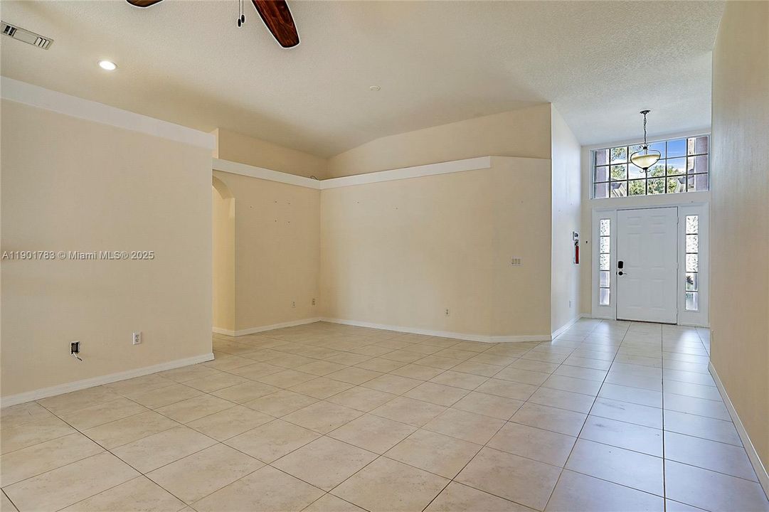 Active With Contract: $325,000 (3 beds, 2 baths, 1656 Square Feet)