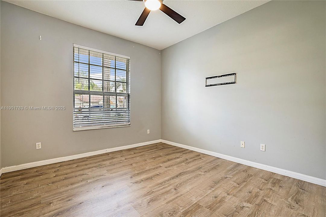 Active With Contract: $325,000 (3 beds, 2 baths, 1656 Square Feet)