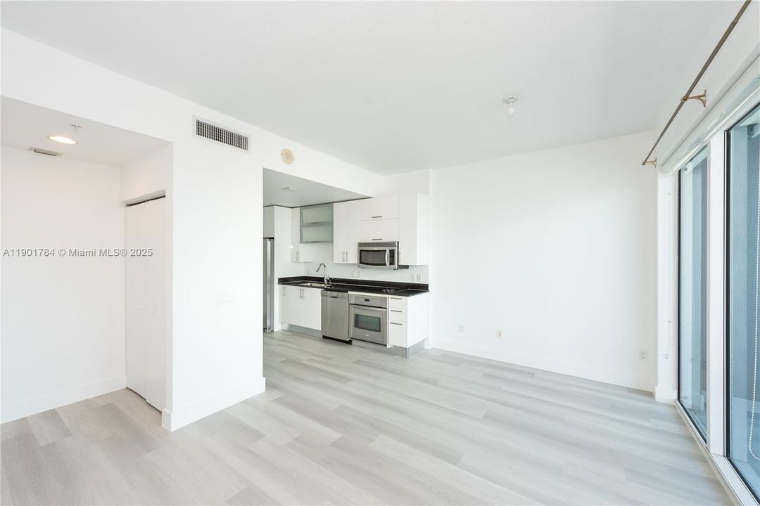 Под контрактом: $350,000 (0 спален, 1 ванн, 431 Квадратных фут)