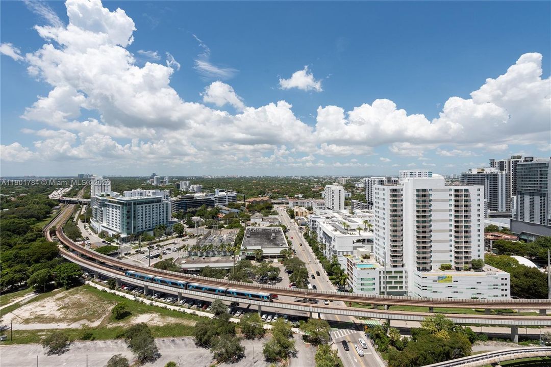 Под контрактом: $350,000 (0 спален, 1 ванн, 431 Квадратных фут)