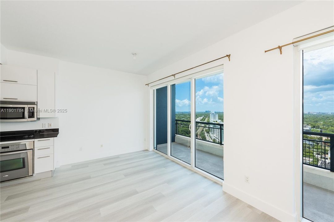 Под контрактом: $350,000 (0 спален, 1 ванн, 431 Квадратных фут)