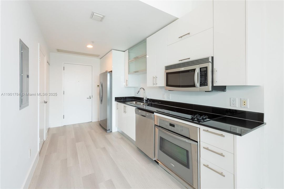 Под контрактом: $350,000 (0 спален, 1 ванн, 431 Квадратных фут)